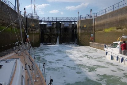 Het water dendert in de sluis van Eastbourne.