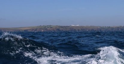 Passage Lizard Point met mooie kuiven op de golven.