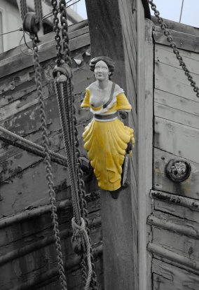 De barrel met het boegbeeld.