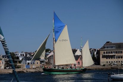 Met windkracht 5 de haven van Concarneau in zeilen!