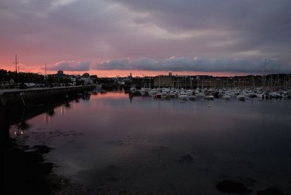 De avond valt in Concarneau.