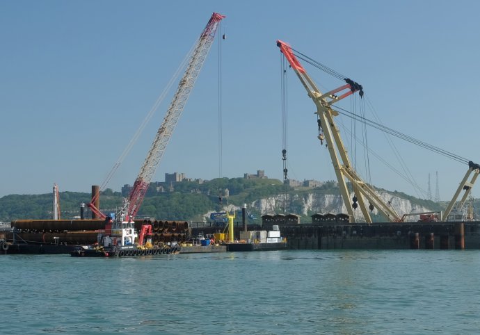 De werkzaamheden aan de nieuwe haven van Dover zijn in volle gang