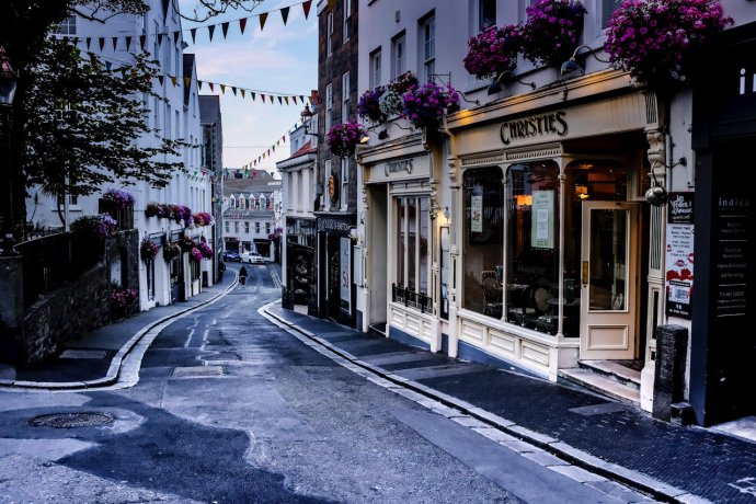 Op weg naar DIx Neuf in Sint Peter Port.