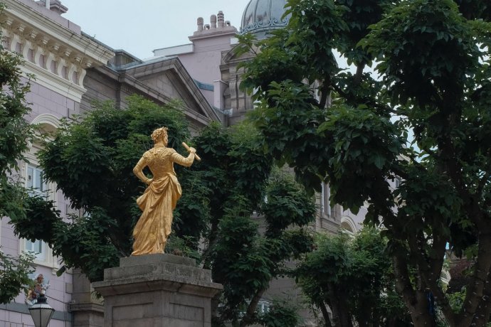 Uitzicht vanaf het terras van Cock & Bottle op een van de leukste pleinen in Saint Helier