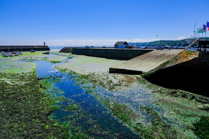 De ingang van de haven van Binic bij laag water.