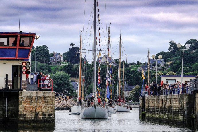 De intocht van de Classic Channel Regatta zeilers.