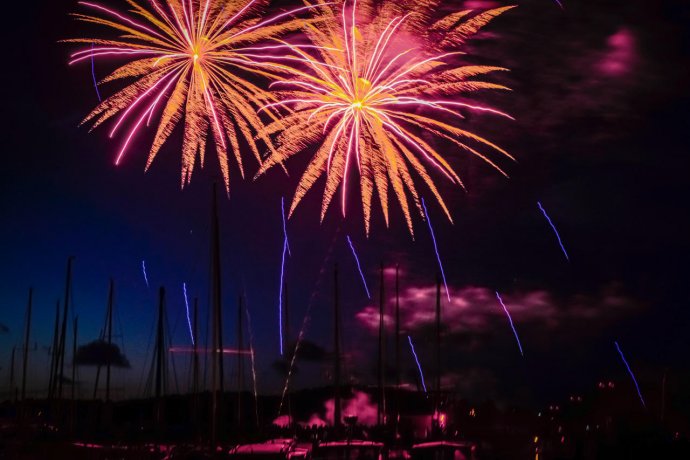 Quatorze Juillet en vuurwerk horen bij elkaar. Uitzicht vanuit de kuip