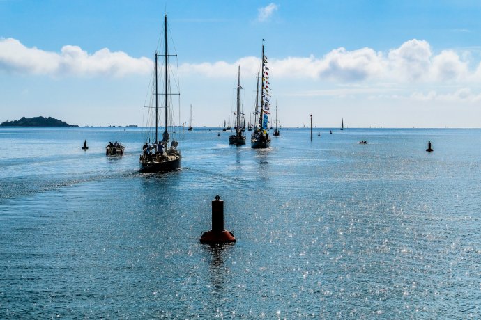 De wedstrijdzeilers op weg naar Ile-de-Bréhat. Vandaag zeilen wij daar op weg naar Treguier.