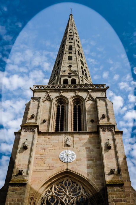 De toren van de prachtige kathedraal van Treguier
