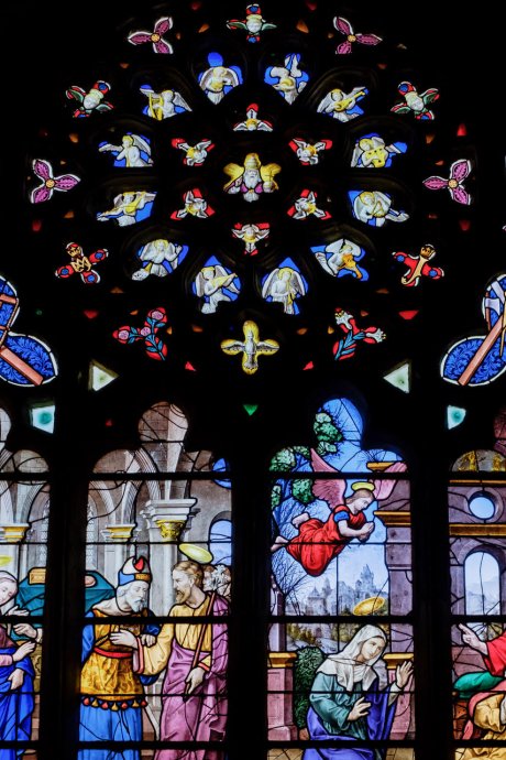 Prachtige glas in lood ramen in de kathedraal van Treguier