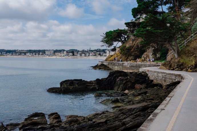 De wandelpromenade langs zee met afgaand water.