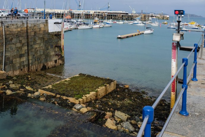 Wachtend aan het buitenponton, totdat er voldoende water boven de sill staat en we naar binnen kunnen. Dat duurt nog ca. 6 uur.