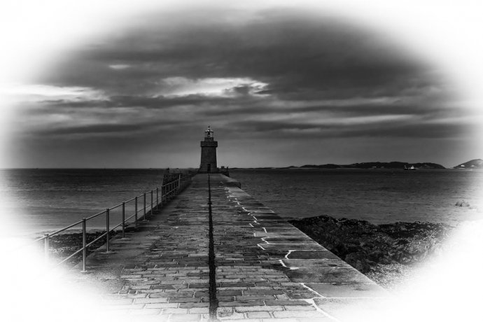 Een wandeling naar het baken bij de haveningang van Saint Peter Port, met aan de overkant het eiland Herm.