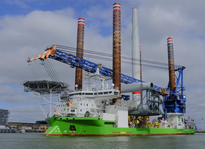 De Sea Installer met een windmolen op weg naar zee.