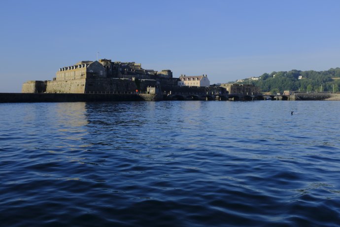 Een prachtige ochtend als we langs Castle Cornet bij St. Peter Port wegvaren