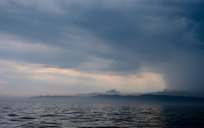 Donder, bliksem en stortregen als we uit Brest vertrekken