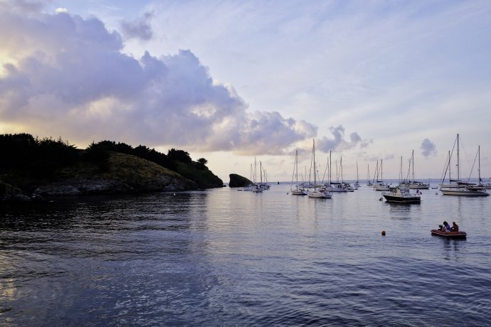 Pietertje2 ligt voor anker bij het grote rotsblok in de baai van Sauzon