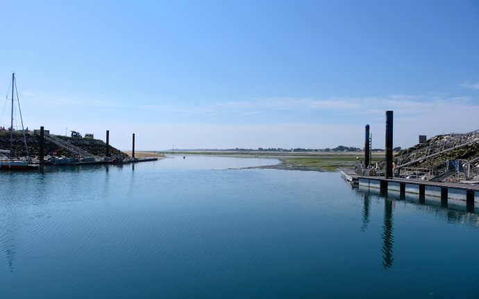 Onze haveningang bij eb en laagwater spring, met 5 cm water onder de kiel