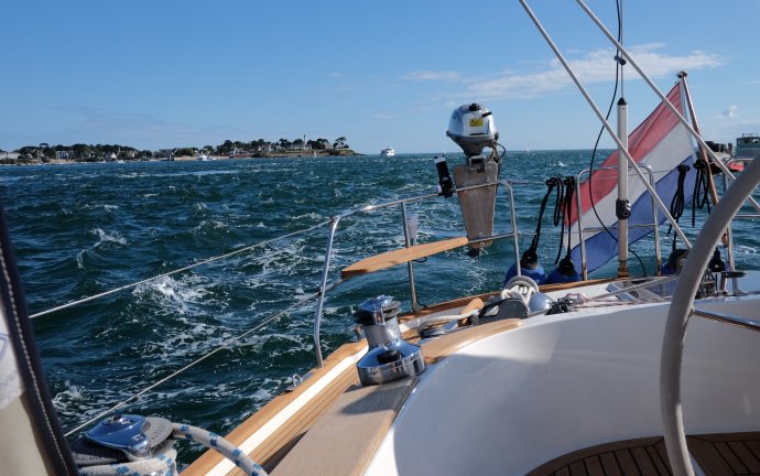 De golf van Morbihan sleurt ons naar binnen.