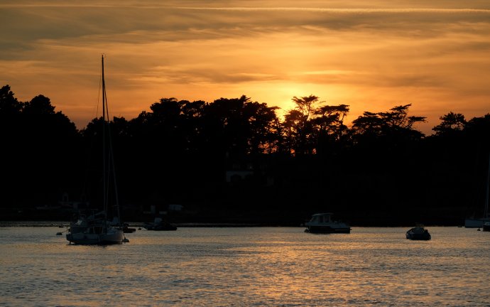 Voor anker in de Golf van Morbihan, bij het piepkleine eilandje Boëdig