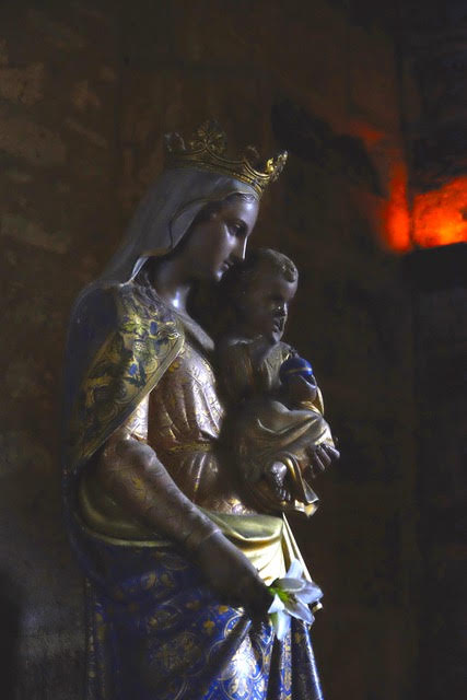 De mooie Madonna in het kerkje vlakbij de haven.