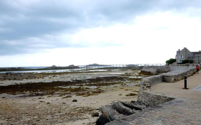Laag water bij de lange loopbrug voor het pontje naar Ile de Batz, dat uitsluitend bij hoog water vertrekt