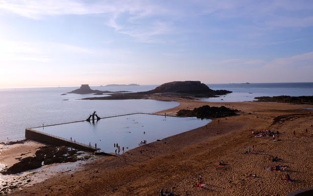 Het prachtige zwembad in zee bij eb