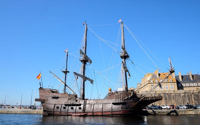 Een replica van een 17e eeuws Spaans galjoen in de haven van Saint Malo