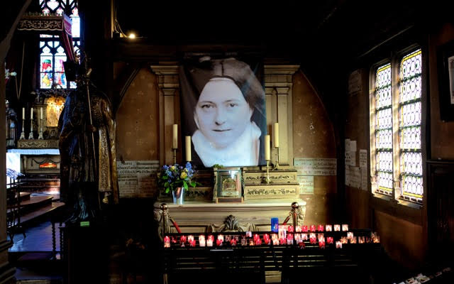 Deel van het interieur van de grootste houten kerk van Frankrijk, gebouwd ter ere van de middeleeuwse heilige Sainte Catherine van Alexandrië