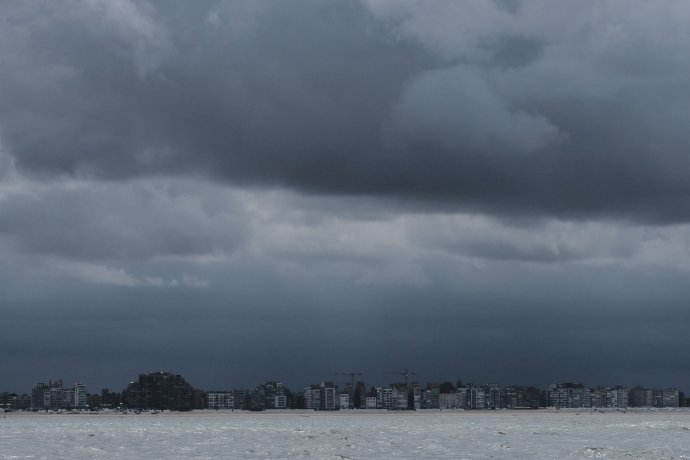 Pikzwarte buien barsten los boven de Belgische kust