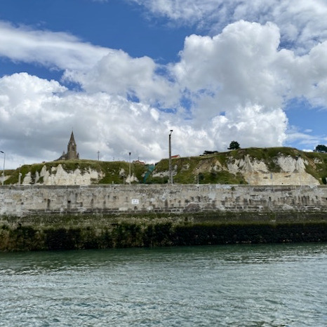 De Notre Dame de Bonsecours waakt boven de ingang naar Dieppe.