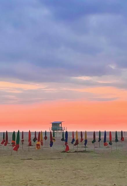 Quatorze Juillet op het uitgestorven strand van Les Planches.
