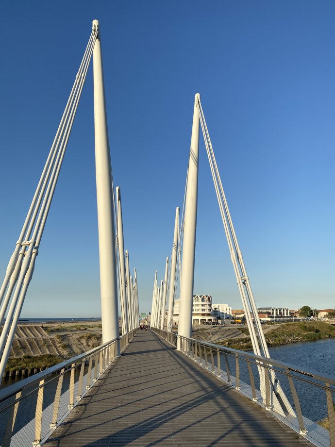 De mooie brug van de haven naar het strand van Duinkerken.