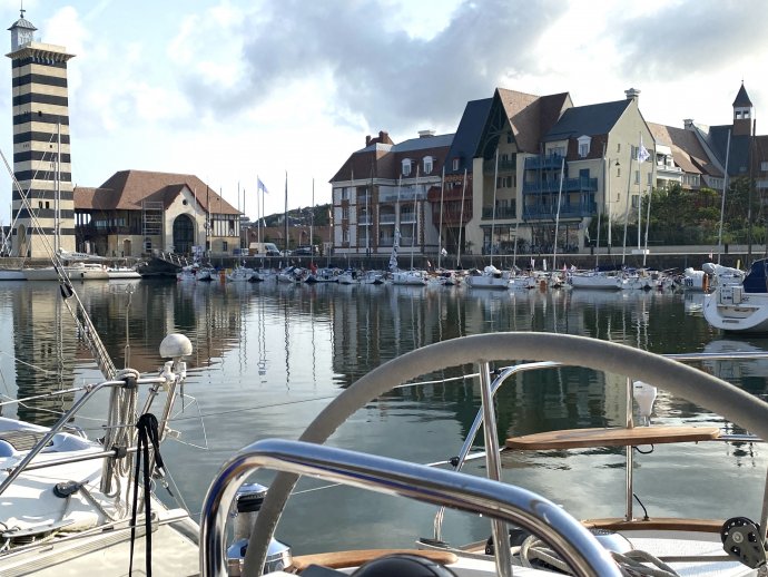 Een bomvolle passantensteiger.