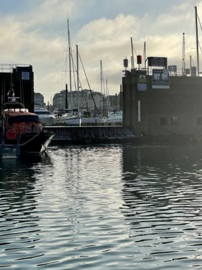 De betonnen sill van St. Helier vanaf de buitenhaven gezien, waar +2.40 m water boven moet staan, voor we met een gerust gevoel met Pietertje 2 wegvaren.