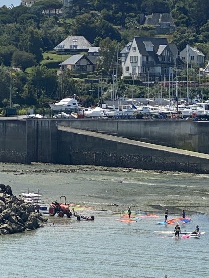 Veel surf en kleine bootjes aktiviteiten in de baai van Saint Quay Portrieux.