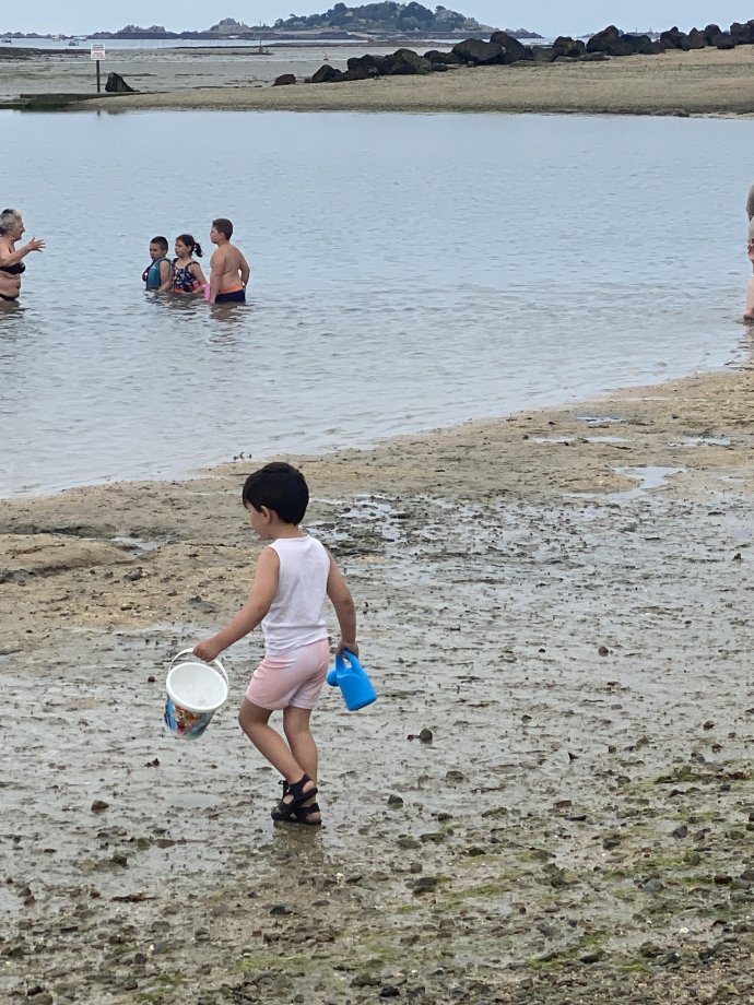 Het zwembadje in de drooggevallen baai van Paimpol.