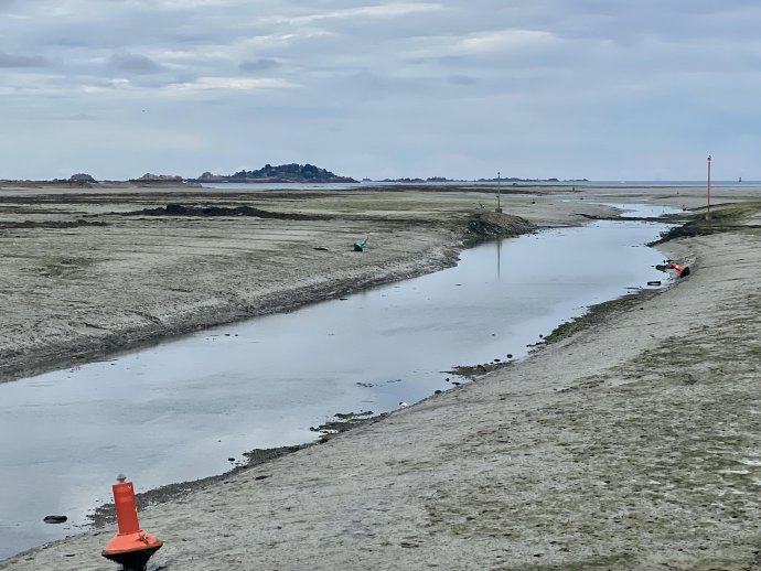 Boeien en staken op het droge bij eb. Van de aanloop naar Paimpol blijft een slootje over, waar je 6 uur later doorheen kunt varen.