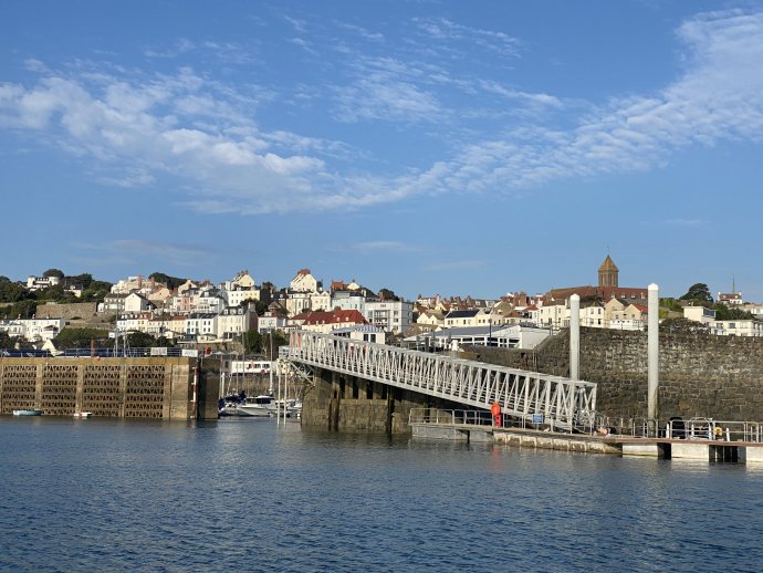 Vertrek bij Sint Peter Port op Guernsey.