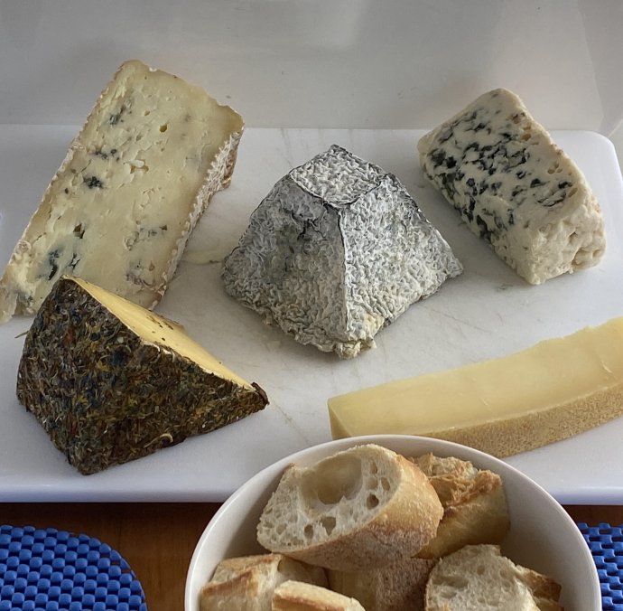 Heerlijke kaasjes van de markt die je bijna kunt ruiken.