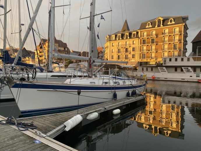 Pietertje 2 in de avondzon.