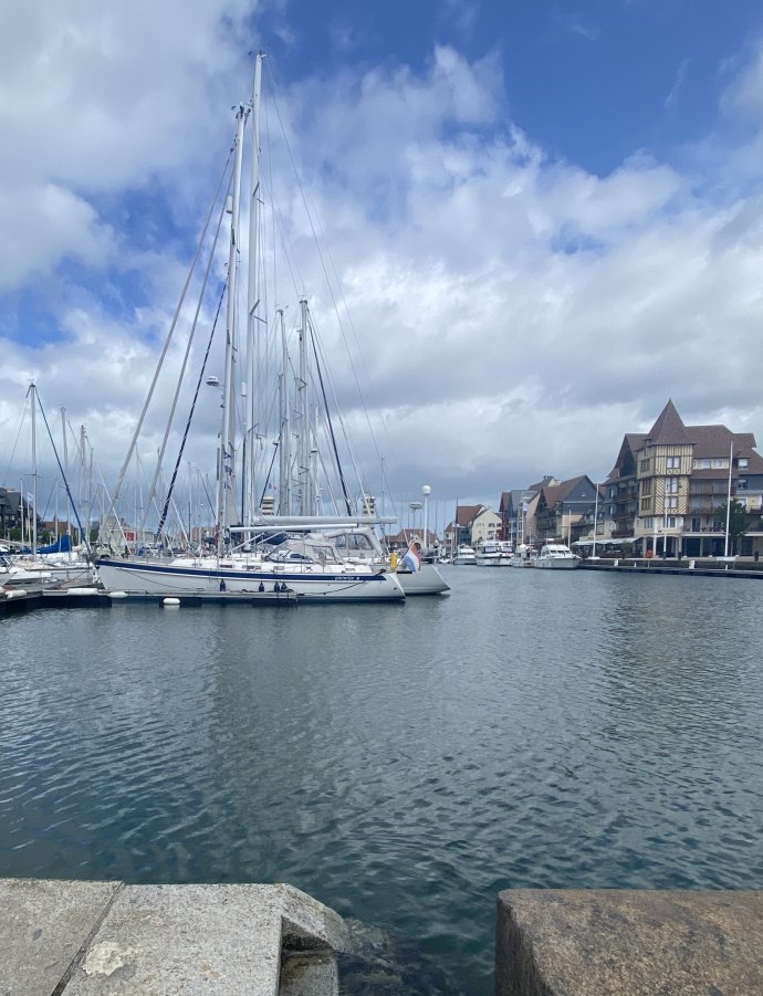 Het water staat bijna op de kade.
