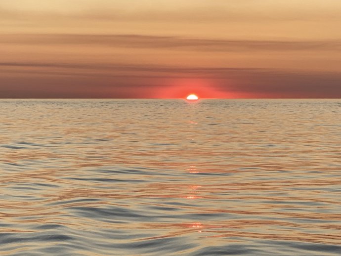 Moeder natuur trakteert op een prachtige zonsondergang, net voor Duinkerken,