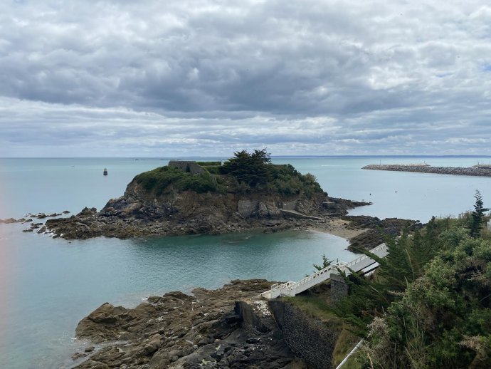 Rechts in de verte is de ingang van onze haven.