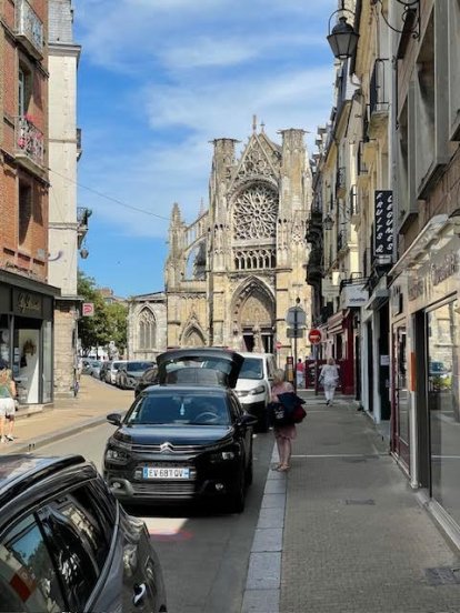 Straatbeeld in DIeppe met de église Saint-Jacques op de achtergrond,