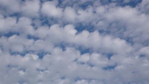 Franse wolkjes en Griekse site.