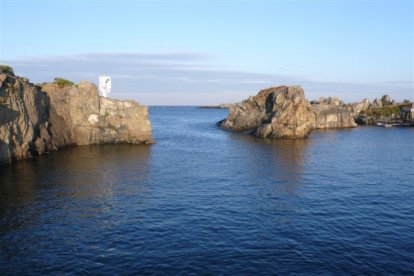 De smalle ingang van Beaucette Marina