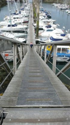 Afdalen bij laag water in Saint Malo; bij vloed ligt de steiger praktisch horizontaal