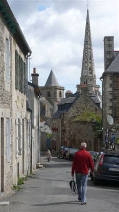 Mooi straatje in Trequier, met op de achtergrond de kathedraal.