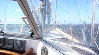 Bakken zout water komen over op de Grevelingen